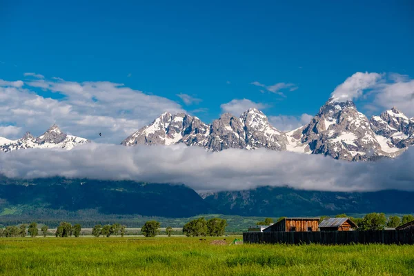 Alçak bulutlar ile Grand Teton Dağları. Grand Teton Milli Parkı, Wyoming, ABD.