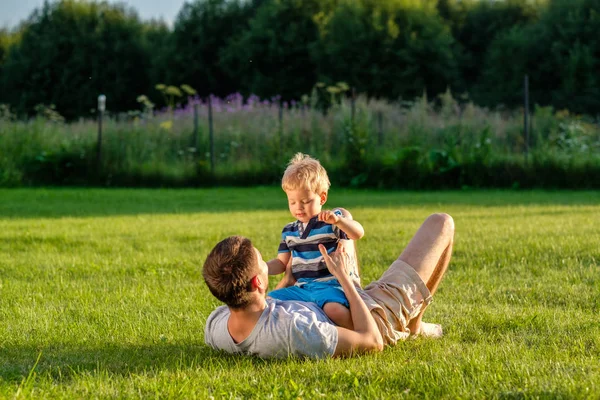 Família Estilo Vida Cena Pai Filho Descansando Juntos Grama Verde — Fotografia de Stock