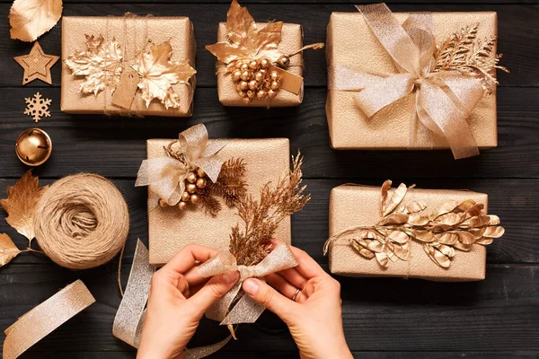 Vrouw Inwikkeling Kerstcadeaus Creatief Ingepakte Versierde Kerstcadeautjes Vakken Donkere Houten — Stockfoto