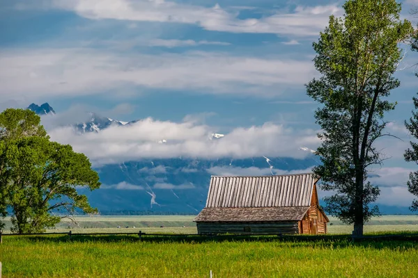 Alçak Bulutlar Ile Eski Mormon Ahır Grand Teton Dağları Nda — Stok fotoğraf