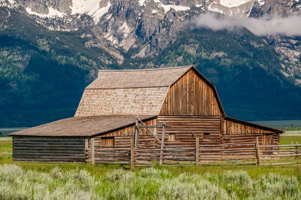 Alçak bulutlar ile eski mormon ahır Grand Teton Dağları'nda. Grand Teton Milli Parkı, Wyoming, ABD.