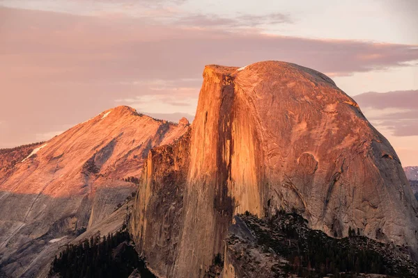 Half Dome Rotsformatie Close Yosemite National Park Zomer Zonsondergang Uitzicht — Stockfoto