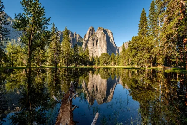 Middle Cathedral Rock Odbicie Merced River Parku Narodowym Yosemite Kalifornia — Zdjęcie stockowe