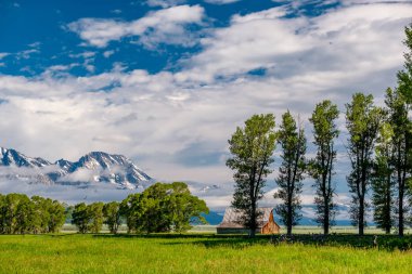 Alçak bulutlar ile eski mormon ahır Grand Teton Dağları'nda. Grand Teton Milli Parkı, Wyoming, ABD.