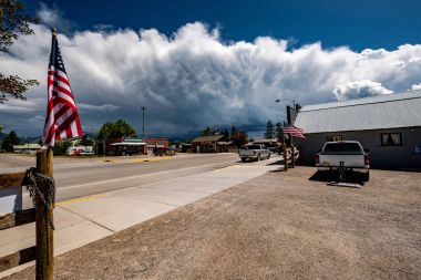Küçük kasaba ve fırtınalı bulutlar Wyoming, ABD