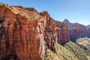 Utah, ABD 'deki Zion Ulusal Parkı' ndaki kaya oluşumlarıyla manzara