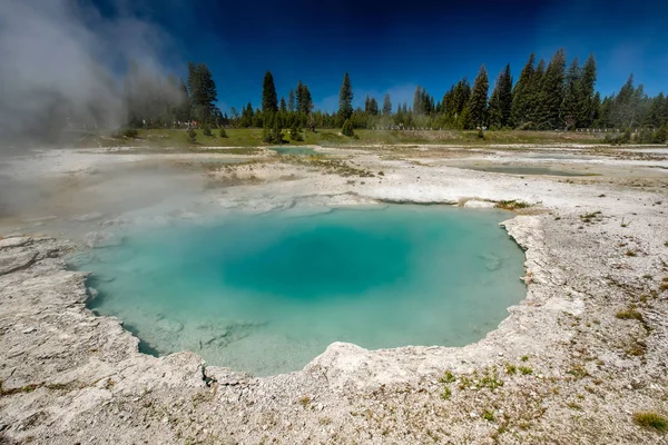 Forró Termálvizű Kútja Szolgáltatja Yellowstone Nemzeti Park West Thumb Gejzír — Stock Fotó