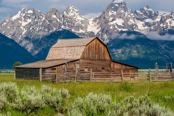 Antiguo Granero Mormón Las Montañas Grand Teton Con Nubes Bajas — Foto de Stock