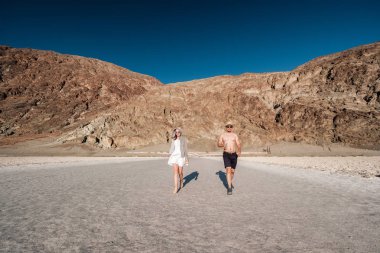 Badwater havzasında turistler sıcak yaz gününde, ölüm Vadisi Milli Parkı, Kaliforniya, ABD.