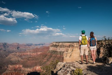 Büyük Kanyon, Arizona, ABD 'de sırt çantalı turistler yürüyüş yapıyor.