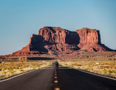 Arizona, ABD 'deki Monument Valley' deki boş manzaralı otoyol.