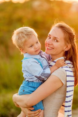 Mutlu kadın ve çocuk dışarıda eğleniyor