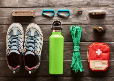 Turizm, düz hiking için seyahat öğeler yatıyordu