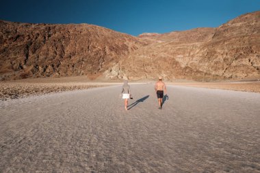 Badwater havzasında turistler sıcak yaz gününde, ölüm Vadisi Milli Parkı, Kaliforniya, ABD.