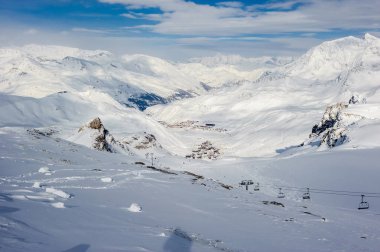 Alp kış dağ manzarası. French Alps güneşli bir günde karla kaplı. Val D'ISERE ', Fransa