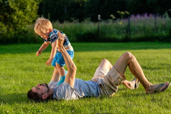 Familie Livsstil Scene Far Søn Hviler Sammen Grønt Græs Parken - Stock-foto