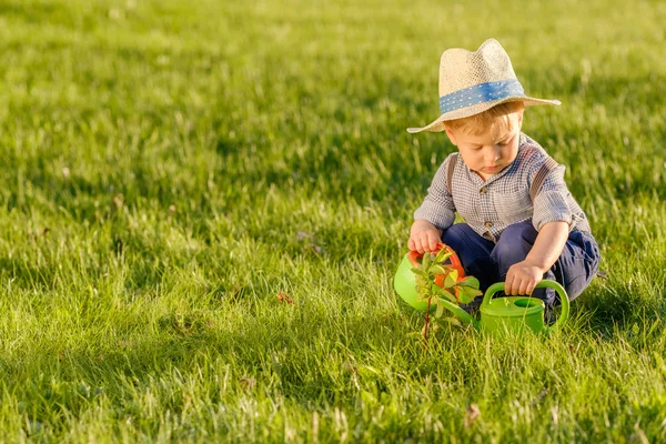 Scène Rurale Avec Bébé Garçon Portant Chapeau Paille Utilisant Arrosoir — Photo