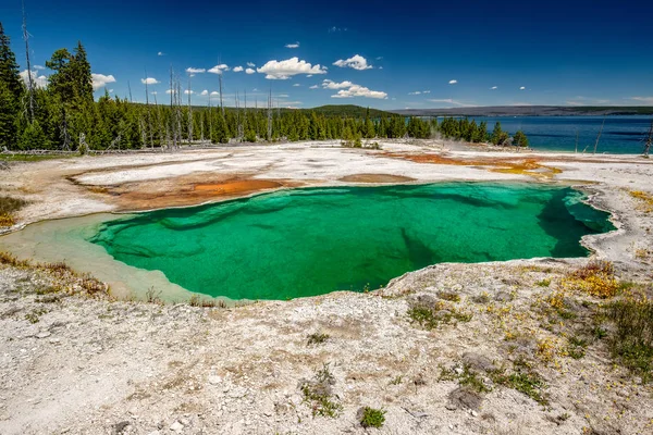 Teplý Termální Pramen Propast Bazén Yellowstone National Park West Thumb — Stock fotografie