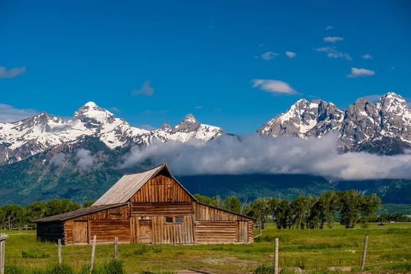 Vecchio Fienile Mormone Grand Teton Mountains Con Nuvole Basse Grand — Foto Stock