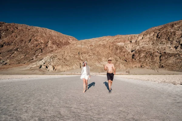 Tourists Badwater Basin Hot Summer Day Death Valley National Park — Stock Photo, Image