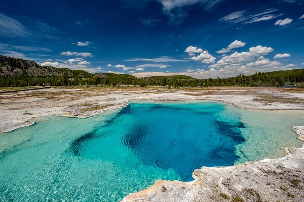Горячий термальный источник Sapphire Pool in Yellowstone National Park, Biscuit Basin area, Wyoming, USA
