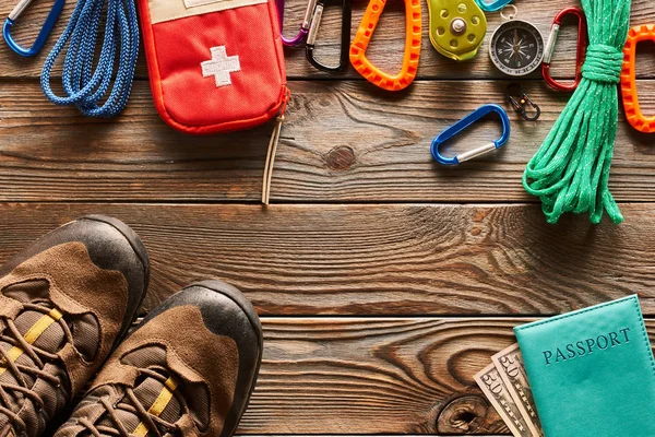 Vista Superior Artículos Viaje Para Turismo Senderismo Sobre Fondo Madera — Foto de Stock