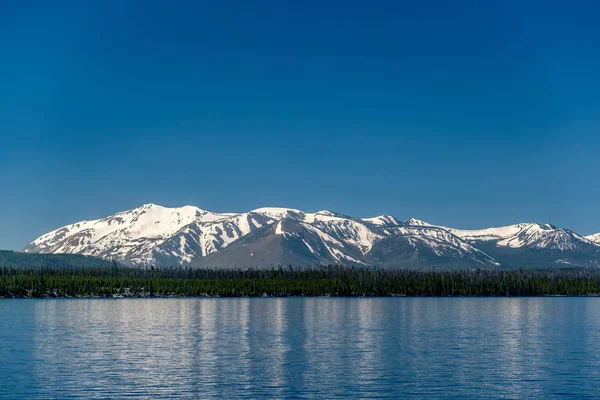 イエローストーン湖と山の風景 ワイオミング州 アメリカ — ストック写真