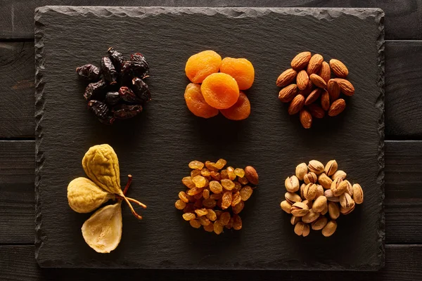 Sušené Ovoce Ořechy Břidlicové Desky Nad Retro Rustikální Dřevěné Pozadí — Stock fotografie