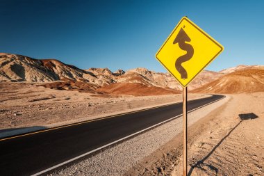 Ölüm Vadisi Ulusal Parkı 'nda Sanatçı Yolu, Kaliforniya, ABD.