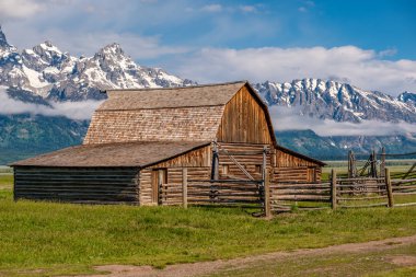 Alçak bulutlar ile eski mormon ahır Grand Teton Dağları'nda. Grand Teton Milli Parkı, Wyoming, ABD.