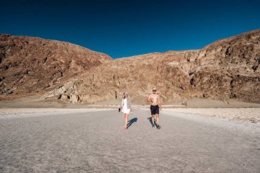 Badwater havzasında turistler sıcak yaz gününde, ölüm Vadisi Milli Parkı, Kaliforniya, ABD.