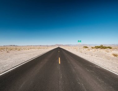 Nevada çölünde, ABD Açık karayolu.