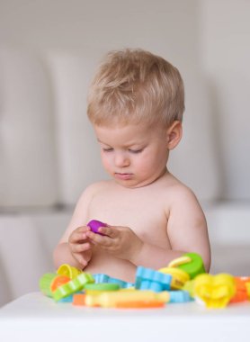 Oynamak ve eğlenmek renkli modelleme kil (hamuru veya hamur ile erkek bebek)