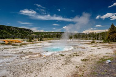 Kaplıca Spouter Şofben Yellowstone Milli Parkı'nda, siyah kum Havza alanı, Wyoming, ABD sıcak