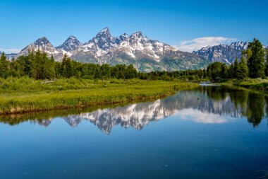 Sabahleyin Snake River 'daki Schwabacher' s Landing 'den Grand Teton Dağları. Grand Teton Ulusal Parkı, Wyoming, ABD.