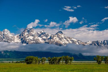 Alçak bulutlar ile Grand Teton Dağları. Grand Teton Milli Parkı, Wyoming, ABD.