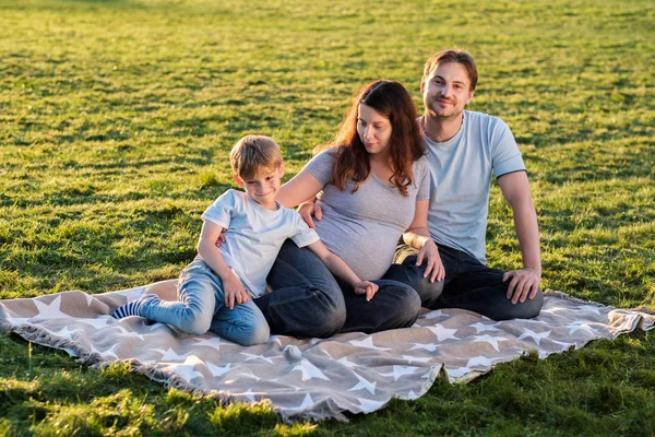 Familia Feliz Tres Esperando Nuevo Bebé Padre Madre Con Niño —  Fotos de Stock