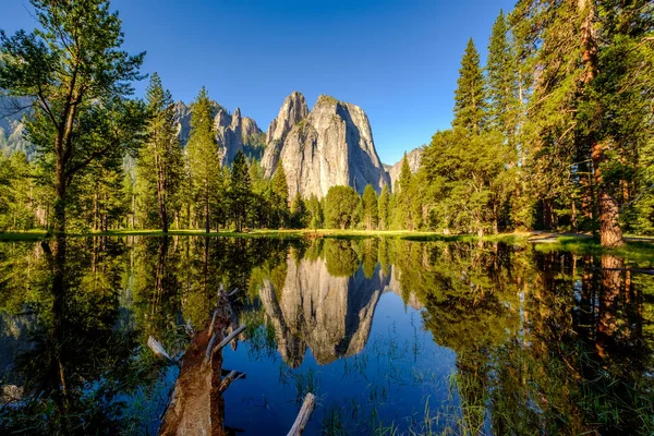 Middle Cathedral Rock Refletindo Rio Merced Parque Nacional Yosemite Califórnia — Fotografia de Stock