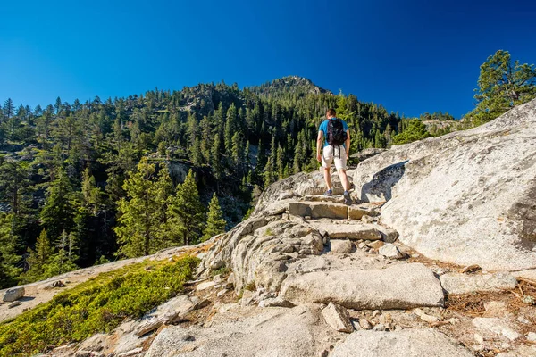 Turista Con Mochila Senderismo Las Montañas Lago Tahoe California Estados — Foto de Stock