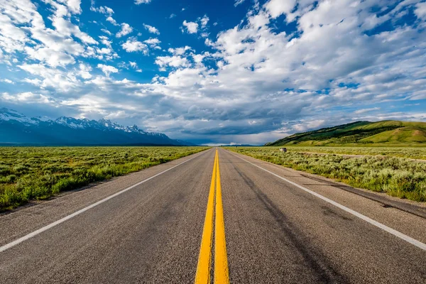 美国怀俄明州的空旷公路 — 图库照片