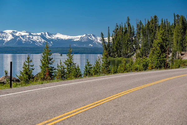 Autostrady Przez Jezioro Parku Narodowym Yellowstone Wyoming Stany Zjednoczone Ameryki — Zdjęcie stockowe