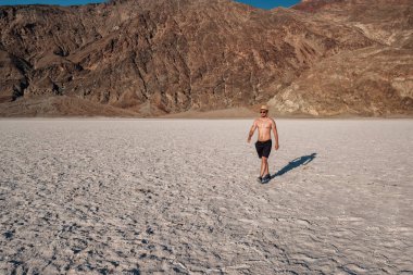 Badwater Havzası turizm sıcak yaz gününde, ölüm Vadisi Milli Parkı, Kaliforniya, ABD.