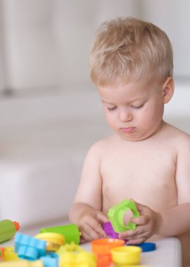 Oynamak ve eğlenmek renkli modelleme kil (hamuru veya hamur ile erkek bebek)