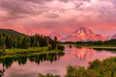 Oxbow Bend gündoğumu yılan nehir üzerinde Grand Teton Dağları. Grand Teton Milli Parkı, Wyoming, ABD.