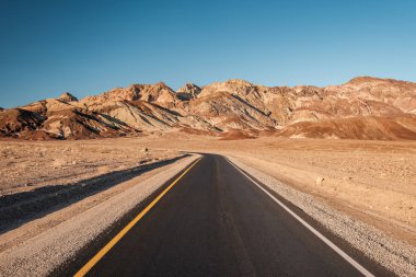 Ölüm Vadisi Ulusal Parkı 'nda Sanatçı Yolu, Kaliforniya, ABD.