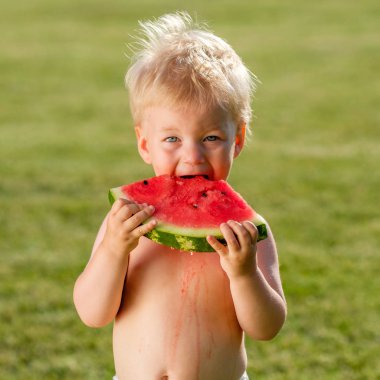 Karpuz dilimi yeşil bahçesinde yemek bebek çocuk portresi