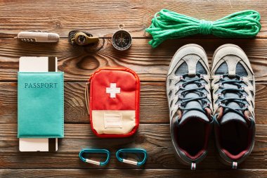 Turizm düz hiking için seyahat öğeler hala hayat ahşap arka plan üzerinde yatıyordu.