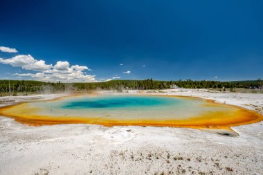 Sıcak termal bahar gün batımı göl Yellowstone Milli Parkı'nda, siyah kum Havza alanı, Wyoming, ABD