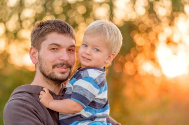 Mutlu adam açık havada küçük oğlu ile eğleniyor