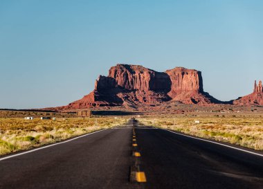 Arizona, ABD 'deki Monument Valley' deki boş manzaralı otoyol.